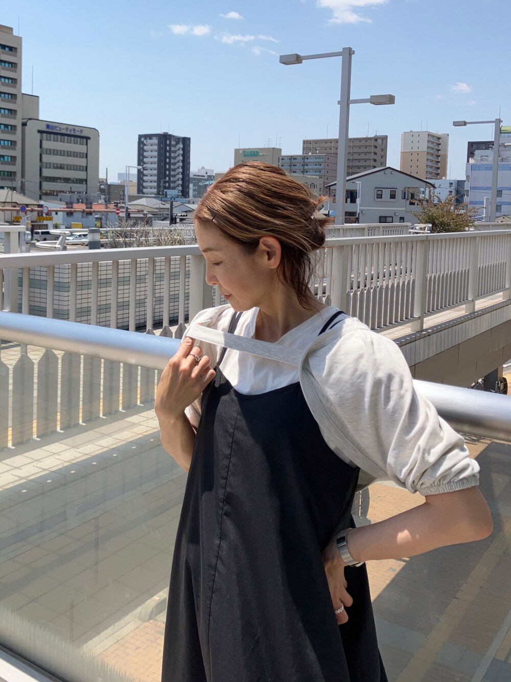 ブラック系のワンピース/ドレス、ホワイト系のTシャツ/カットソー、ホワイト系のスニーカーを着用したレディースの春コーディネートの1枚目の写真