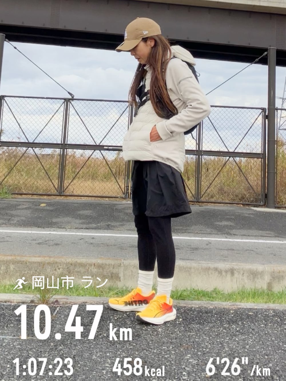 ベージュ系のキャップを着用したレディースの冬コーディネートの1枚目の写真