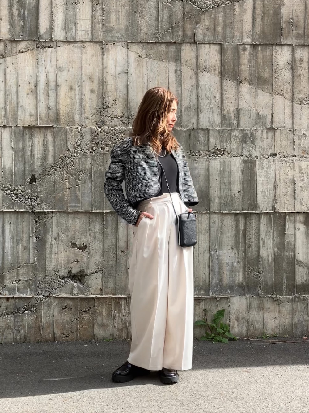 「オトナ女子、お仕事コーデ、uleula、ウルア、ワイドパンツ、40代ファッション、50代ファッション、アラフィフ」｜「ULEULAのルーズワイドタックパンツ（その他パンツ、ホワイト系）」を使った、まゆみんさん（レディース・160cm）の冬コーディネートの1枚目の写真