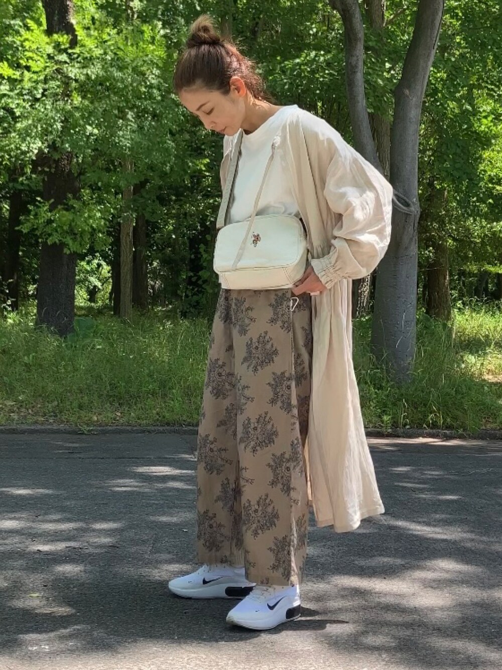 「ナチュラル、ナチュラルスタイル、40代ファッション、アラフィフコーデ、かっぽう着、リネンワンピース、ショルダーバッグ、USポロ、Crea delice、リネン」｜「かっぽう着屋のかっぽう着ワンピース　リネンMサイズ（エプロン、ベージュ系）」を使った、まゆみんさん（レディース・160cm）の春コーディネートの1枚目の写真