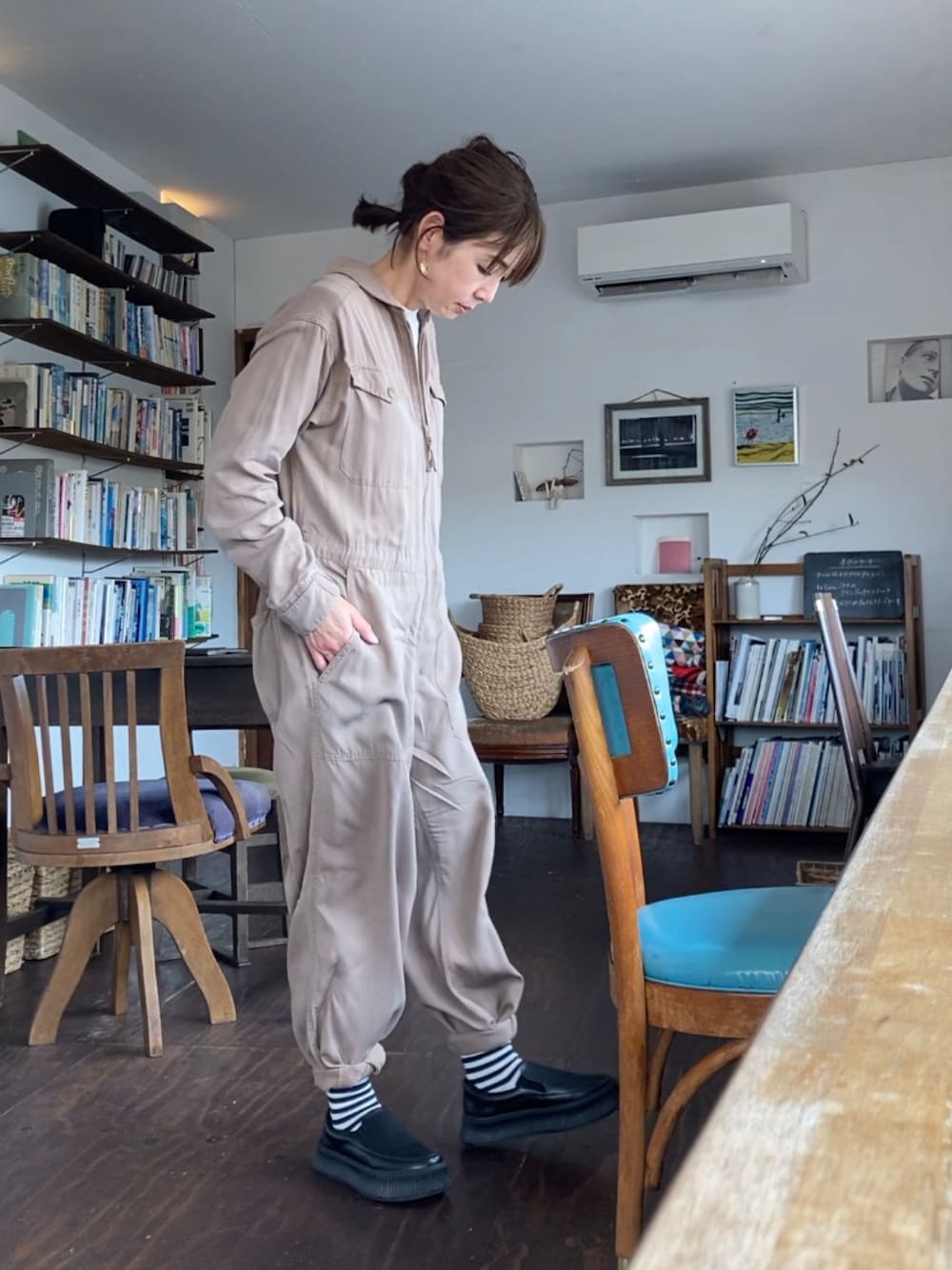 「つなぎ、オールインワン、back number、厚底シューズ、crie conforto、ボーダー、リバーコート、ショート丈、休日コーデ、大人カジュアル、散歩」｜「BACK NUMBERの【BACK NUMBER】ジャンプスーツ（つなぎ/オールインワン、ベージュ系）」を使った、まゆみんさん（レディース・160cm）の春コーディネートの1枚目の写真