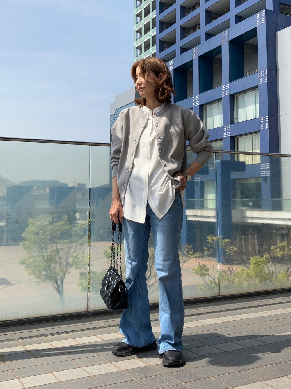 「大人カジュアル、白シャツ、apretro、EDWIN、フレアパンツ、フレアデニム、40代ファッション」｜「ap retroのバックプリーツバンドカラーシャツ　襟付き（シャツ/ブラウス、ホワイト系）」を使った、まゆみんさん（レディース・160cm）の春コーディネートの1枚目の写真