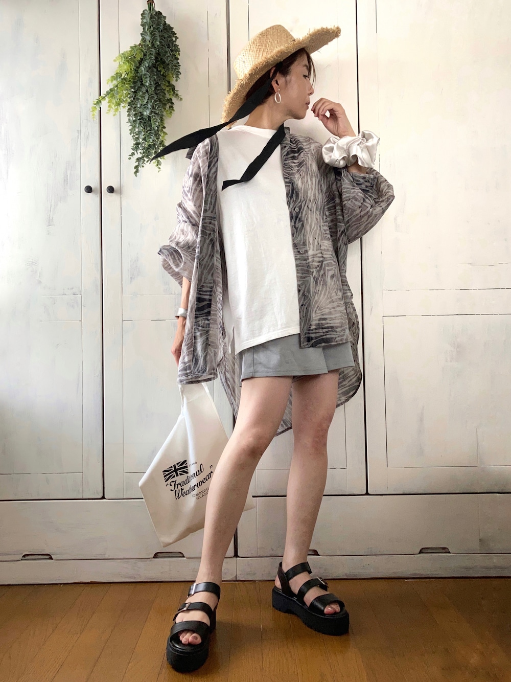 「着回しコーデ、ルームウェア、ショートパンツ、水遊び、プール、海コーデ、ラフィアハット、シアーシャツ、厚底サンダル」｜「Mysa&Liinaのシュシュ付ポンチパーカーセットアップ（ルームウェア/パジャマ、ブルー系）」を使った、まゆみんさん（レディース・160cm）の夏コーディネートの1枚目の写真