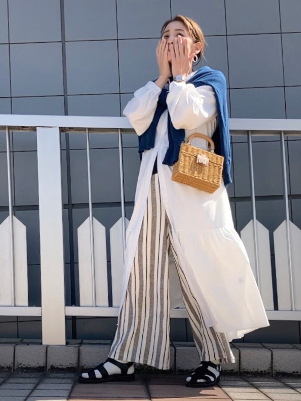 「オトナカジュアル、仕事コーデ、オフィスカジュアル、カーディガン、apretro、ワイドパンツ、リネンパンツ、ITEMS URBANRESEARCH、アイテムズアーバンリサーチ、レイヤードスタイル、かごバッグ、ティアードワンピース、GU」｜「ap retroのカラーVネックカーディガン（カーディガン/ボレロ、ブルー系）」を使った、まゆみんさん（レディース・160cm）の春コーディネートの1枚目の写真