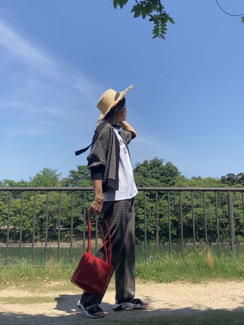 ブラック系のTシャツ/カットソー、ブラック系のその他パンツ、ホワイト系のTシャツ/カットソーを着用したレディースの夏コーディネートの1枚目の写真