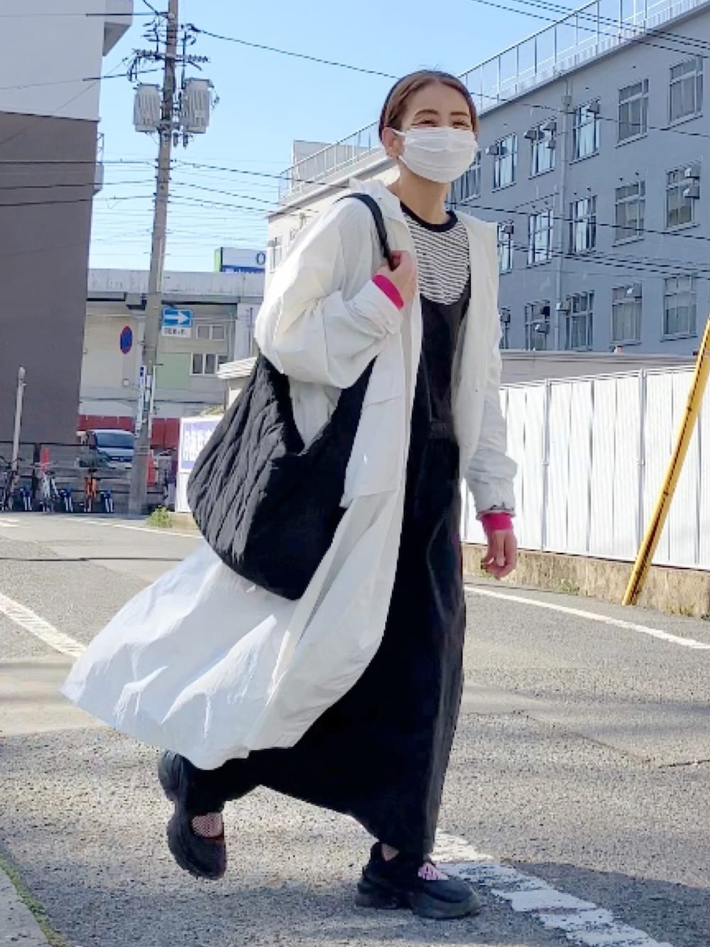 ブラック系のTシャツ/カットソー、ブラック系のワンピース/ドレス、ブラック系のショルダーバッグを着用したレディースの春コーディネートの1枚目の写真