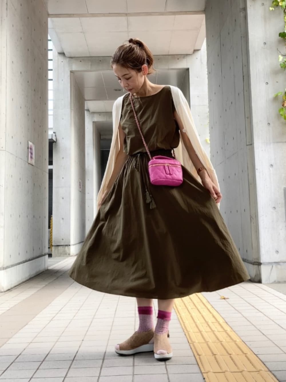 グリーン系のワンピース、ピンク系のショルダーバッグ、ゴールド系のサンダルを着用したレディースの夏コーディネートの1枚目の写真