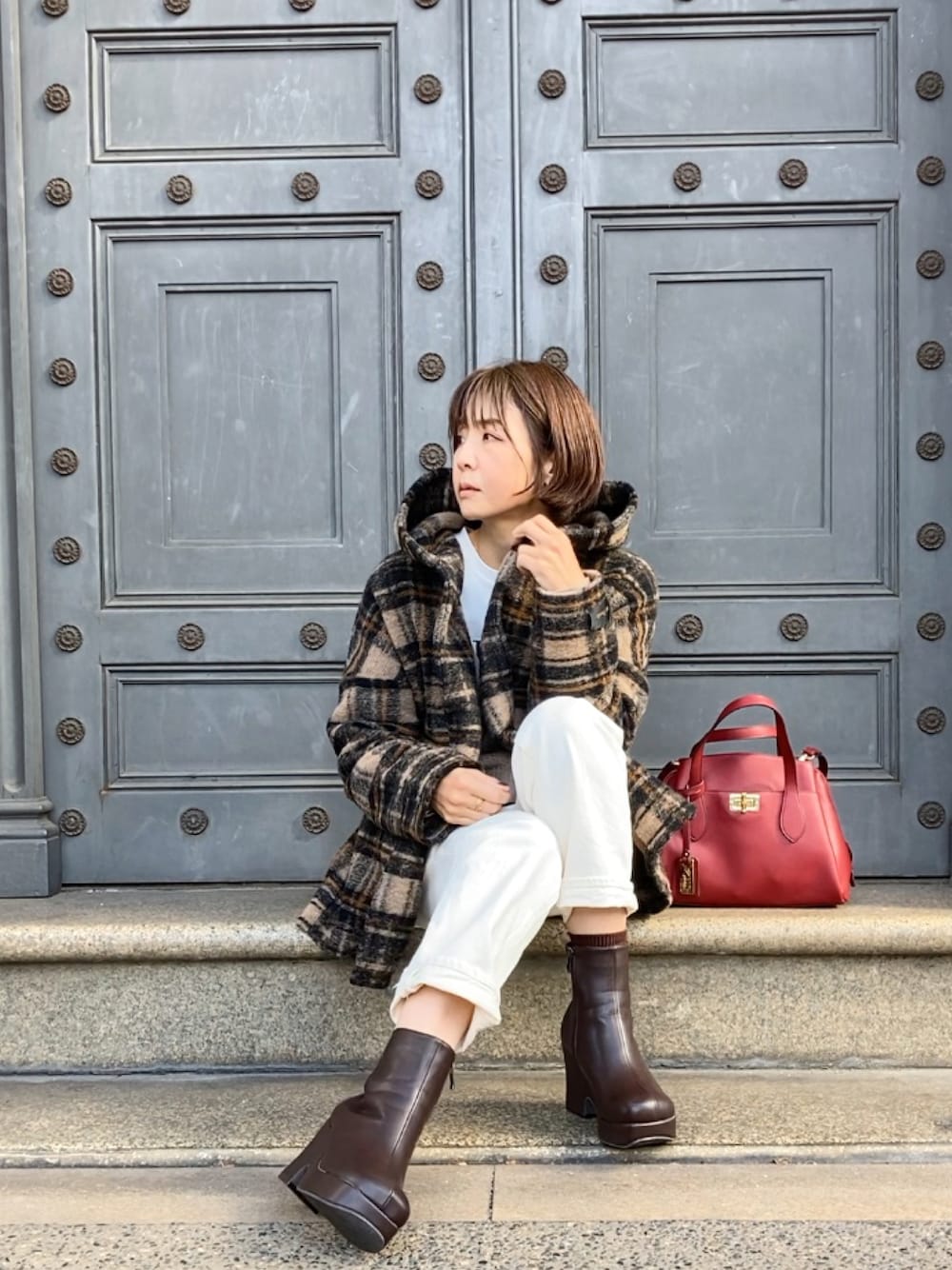 ベージュ系のその他アウター、ブラック系のTシャツ/カットソー、ホワイト系のデニムパンツを着用したレディースの秋コーディネートの1枚目の写真