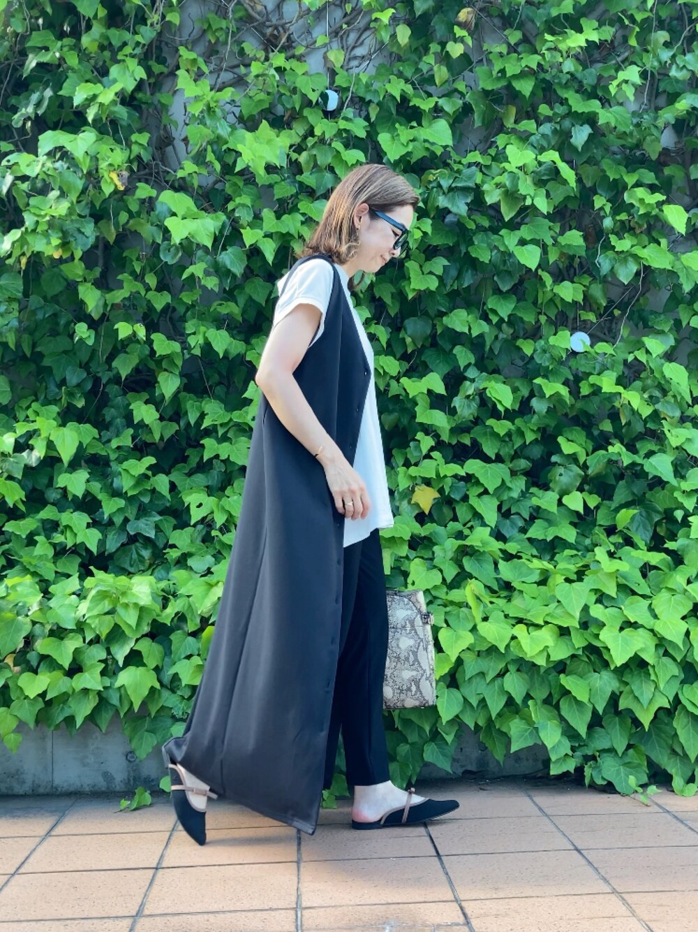 「夏コーデ、ジレ、ジャンパースカート、apretro、接触冷感パンツ、ARIKI、ミュール、vivaia、プチプラ」｜「ap retroのVネックロングジャンスカ/ ２WAY（前後）着用可能（ジャンパースカート、ブラック系）」を使った、まゆみんさん（レディース・160cm）の夏コーディネートの1枚目の写真