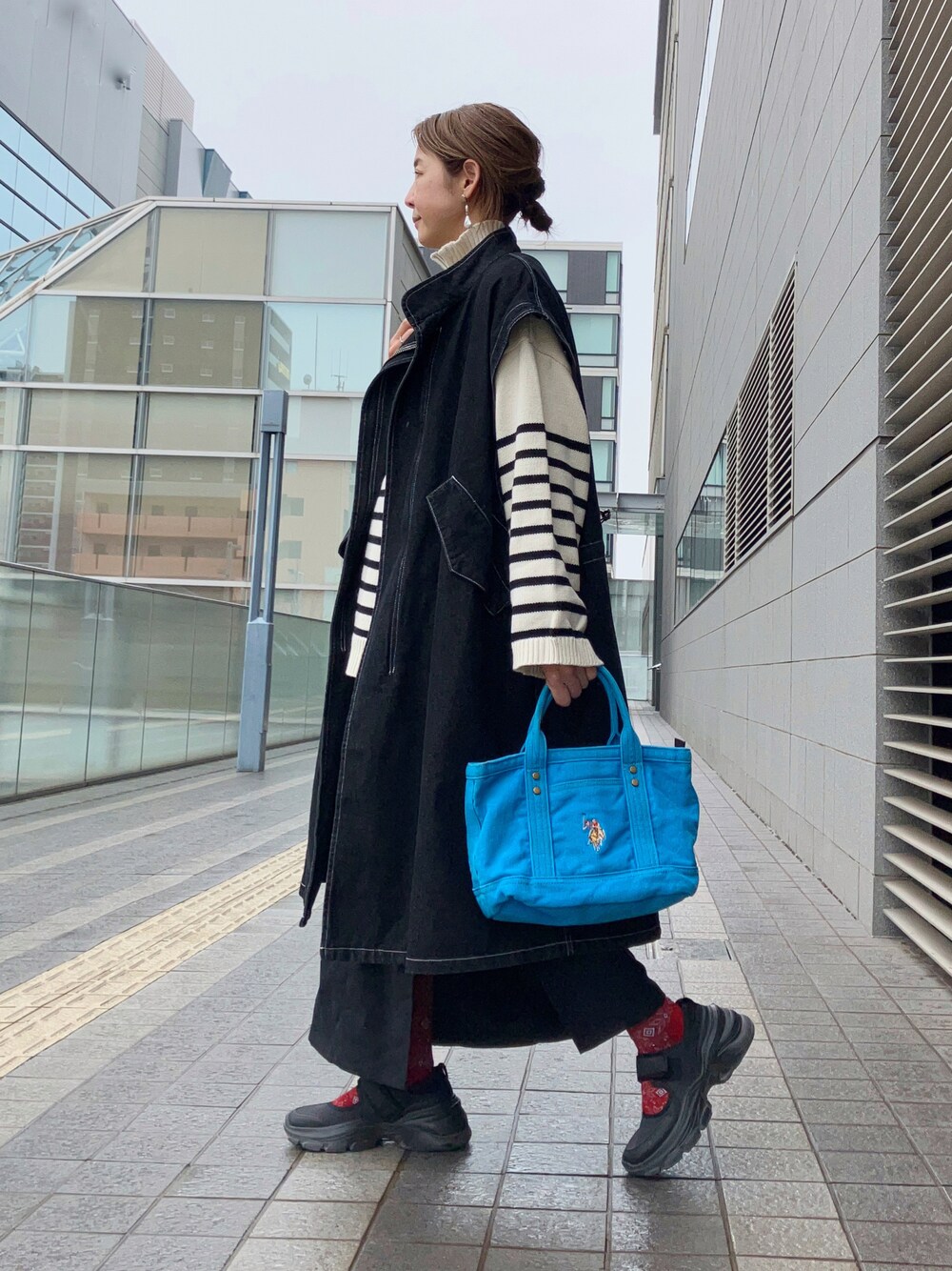 「モッズコート、ロングベスト、forksy.、フォルクシー、USポロ、デニムトートバッグ、トートバッグ、柄ソックス、Sockwell、ZARA、40代ファッション」｜「forksy.の【forksy.】２WAYデニムモッズコート/ベスト（モッズコート、ブラック系）」を使った、まゆみんさん（レディース・160cm）の冬コーディネートの1枚目の写真