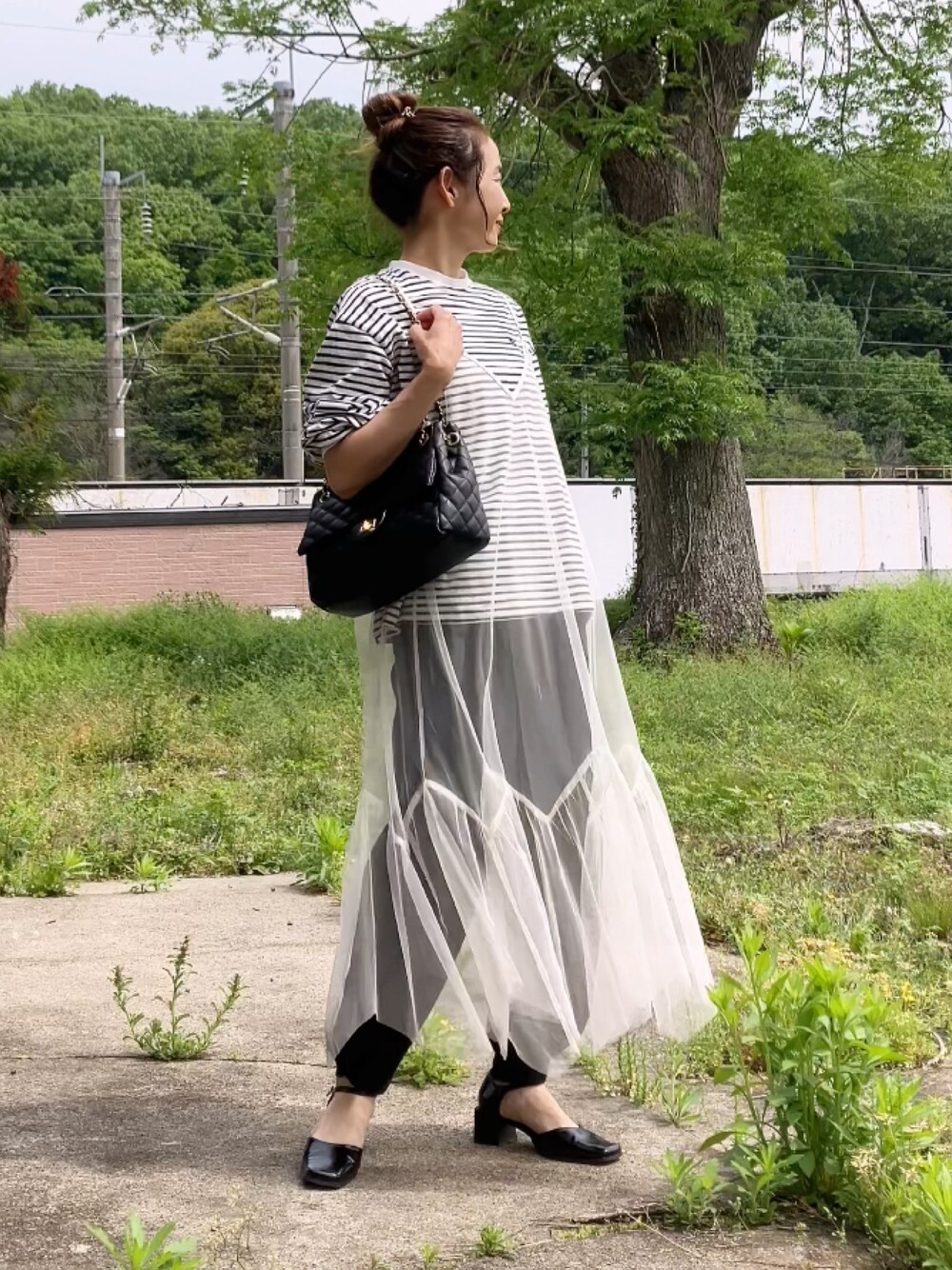 ホワイト系のワンピース、ブラック系のスウェットパンツ、ブラック系のTシャツ/カットソーを着用したレディースの春コーディネートの1枚目の写真