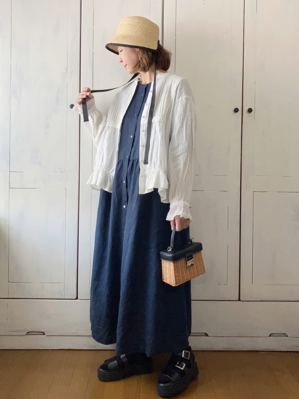 「春服デビュー宣言、リネン、リネンワンピース、クレアデリス、Crea delice、Samansa Mos2、kazumiコラボ、リネンブラウス、ハット、ボンネット、SM2、ナチュラル、大人ガーリー、ZARA、かごバッグ」｜「Crea deliceの丈が選べる　ナチュラル素材のスタイルアップワンピース（ワンピース/ドレス、ブルー系）」を使った、まゆみんさん（レディース・160cm）の春コーディネートの1枚目の写真