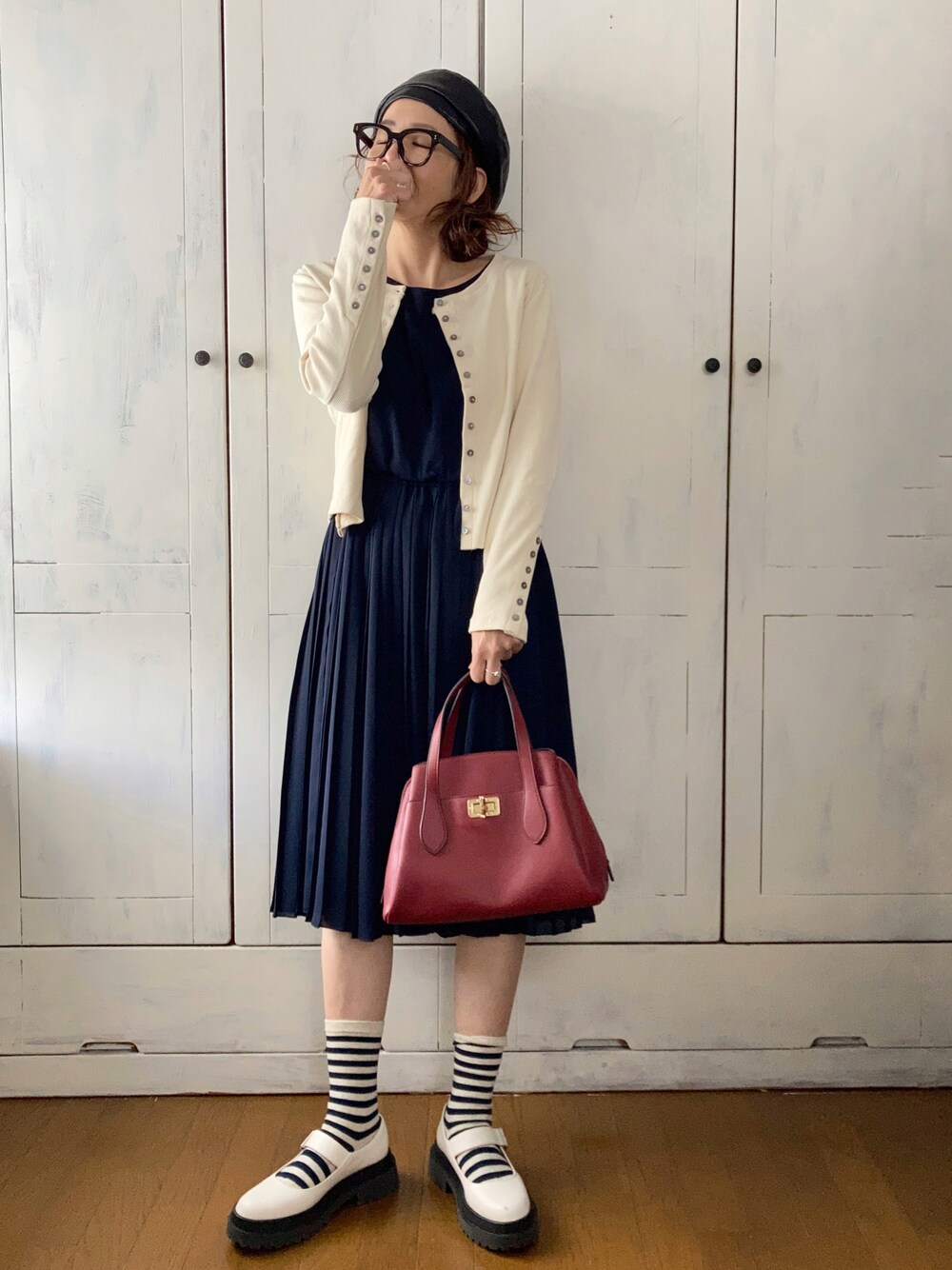 「ガーリー、ガーリーコーデ、ガーリーカジュアル、大人ガーリー、WHITE JOOLA、プリーツスカート、apretro、カーディガン、めがね、ベレー帽」｜「ap retroのヘビーウエイトリブボタンカーディガン（カーディガン/ボレロ、ホワイト系）」を使った、まゆみんさん（レディース・160cm）の冬コーディネートの1枚目の写真