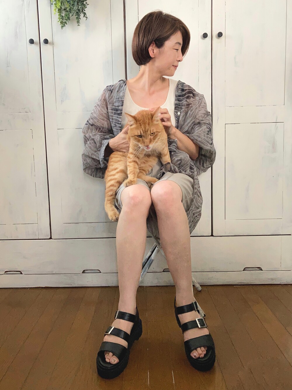 その他のシャツ/ブラウス、ホワイト系のニット/セーター、ベージュ系のパンツを着用したレディースの夏コーディネートの1枚目の写真