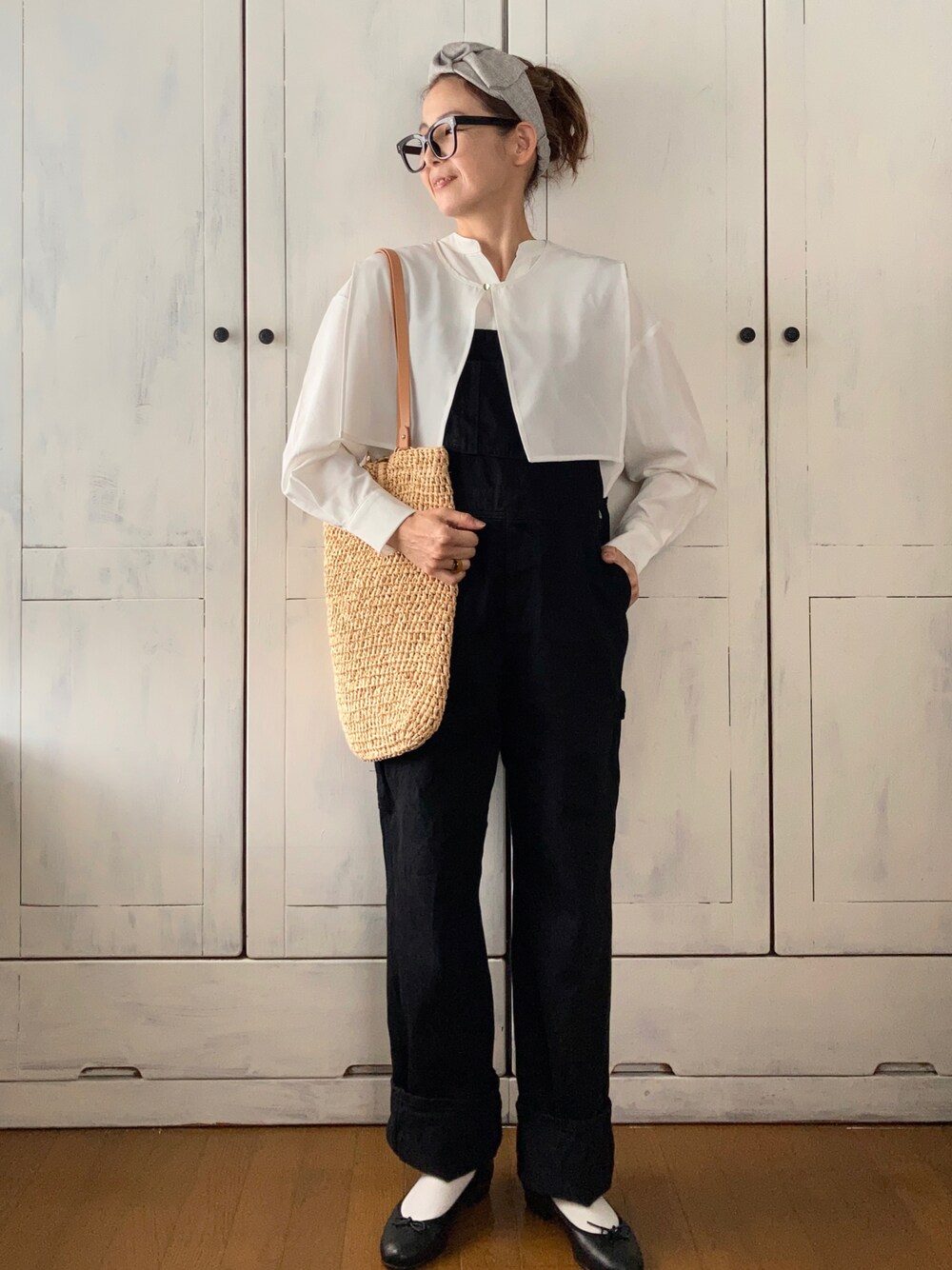 「SOMETHING、サムシング、サロペット、オーバーオール、黒、モノトーンコーデ、ビッグカラー、襟付きトップス、apretro、ZARA、かごバッグ、バレエシューズ、ガーリーラウンジ、めがね、ヘアバンド」｜「ap retroのバックプリーツバンドカラーシャツ　襟付き（シャツ/ブラウス、ホワイト系）」を使った、まゆみんさん（レディース・160cm）の春コーディネートの1枚目の写真