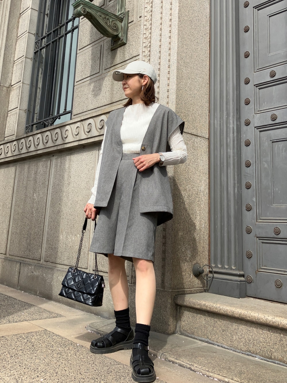「forksy、セットアップ、ベスト、ショートパンツ、ハーフパンツ、40代ファッション、キャップ、NEW ERA」｜「ap retroのウェーブストライプメロウプルオーバー（Tシャツ/カットソー、ホワイト系）」を使った、まゆみんさん（レディース・160cm）の春コーディネートの1枚目の写真