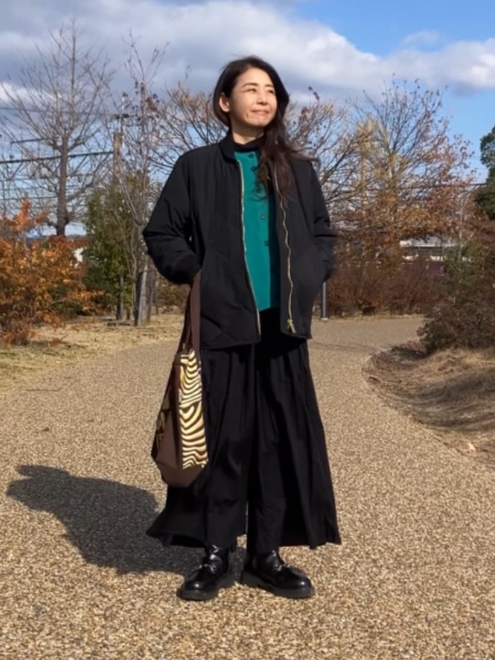 ブラック系のダウンジャケット/コートを着用したレディースの冬コーディネートの1枚目の写真