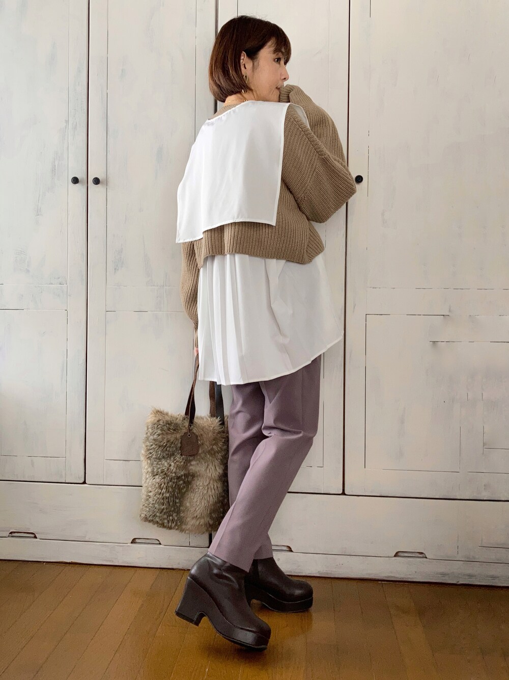 ホワイト系のシャツ/ブラウス、ベージュ系のカーディガン/ボレロ、ブラウン系のその他パンツを着用したレディースの冬コーディネートの1枚目の写真