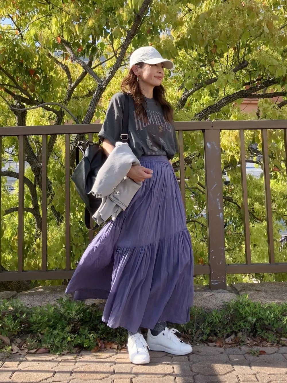 その他のTシャツ/カットソー、グレー系のスカート、ホワイト系のスニーカーを着用したレディースの春コーディネートの1枚目の写真