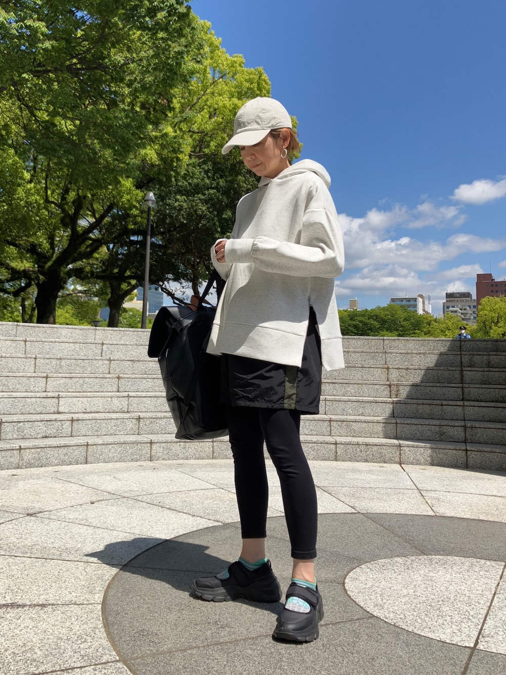 「apretro、パーカー、アンティカ、antiqua、ショートパンツ、スポーツミックス、ランニング、ZARA、ソックウェル、Sockwell、着圧ソックス、NEW ERA、キャップ、40代ファッション」｜「ap retroのダンボールニットサイドジップパーカー（パーカー、ベージュ系）」を使った、まゆみんさん（レディース・160cm）の春コーディネートの1枚目の写真