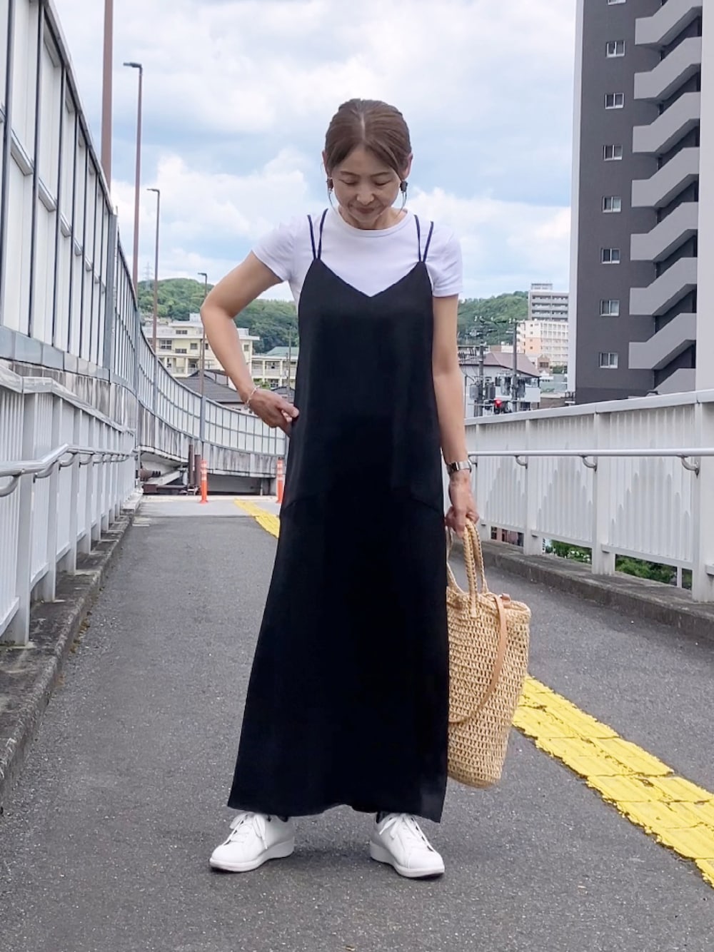 「キャミワンピ、ウルア、uleula、40代ファッション、50代ファッション、アラフィフ、ZARA、モノトーン」｜「ULEULAのヴィンテージサテンバックシャンキャミワンピース（ワンピース、ブラック系）」を使った、まゆみんさん（レディース・160cm）の夏コーディネートの1枚目の写真