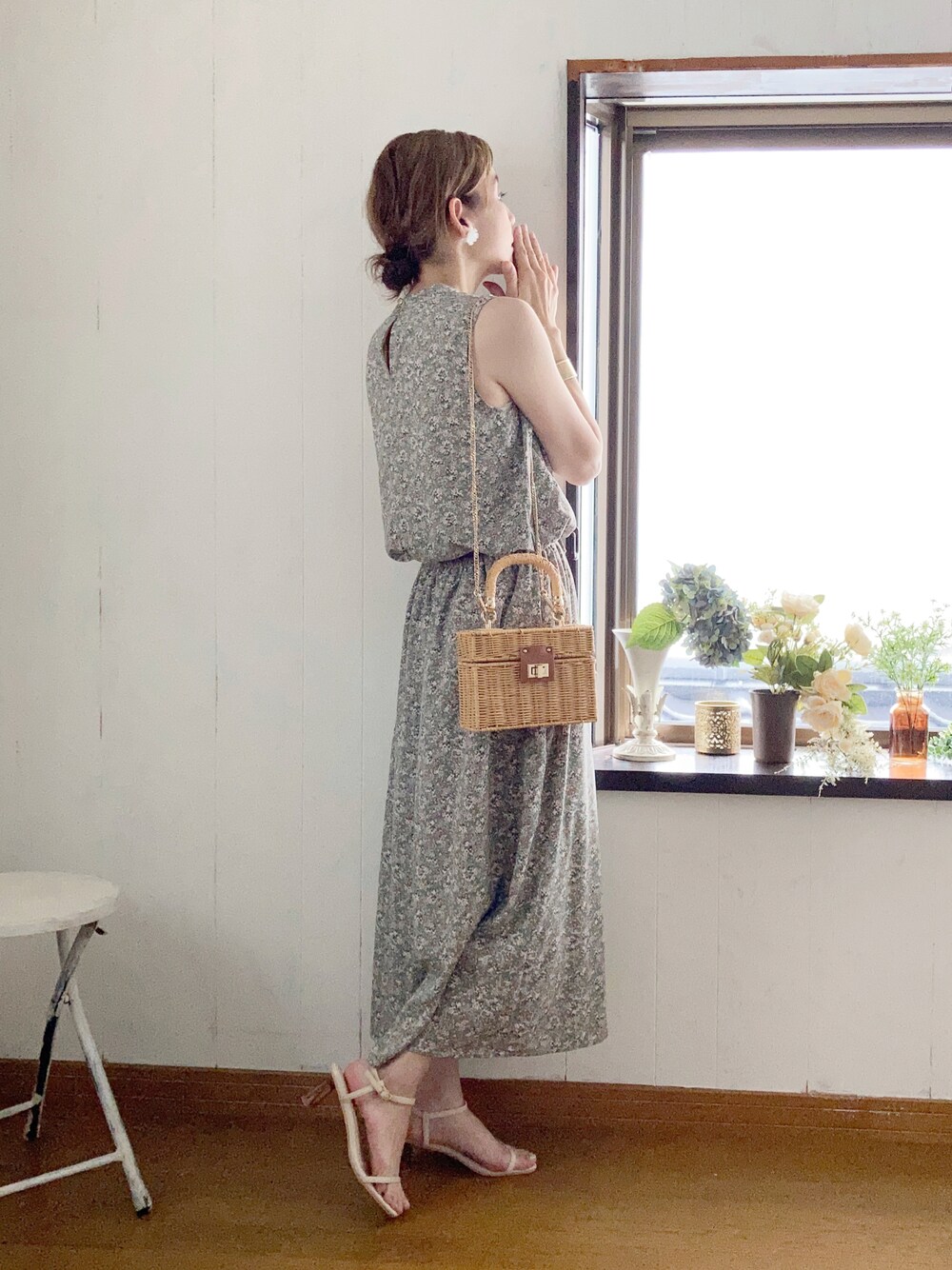 グリーン系のワンピース、ベージュ系のかごバッグ、ベージュ系のサンダルを着用したレディースの夏コーディネートの1枚目の写真