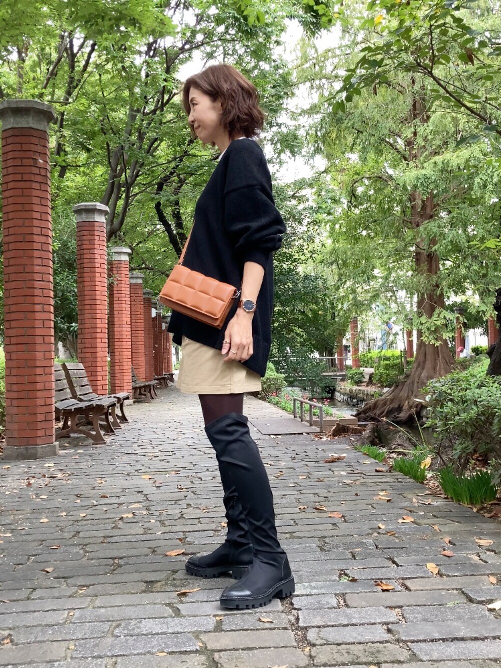 「秋ルック紹介するよ、Vネックニット、apretro、腕時計、時計、paul hewitt、ポールヒューイット、ZARA、ZARAブーツ、ロングブーツ、ミニスカート、ミニバッグ、deuxamour」｜「ap retroの2022/AW  深Vネックニットプルオーバー（ニット/セーター、ブラック系）」を使った、まゆみんさん（レディース・160cm）の秋コーディネートの1枚目の写真