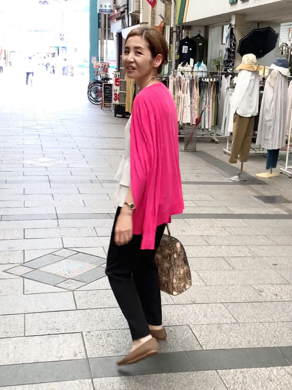 「保護者コーデ、vivaia、フラットシューズ、ポインテッドトゥ、パンプス、WHITE JOOLA、セットアップ、ティアードブラウス、ピンク、パイソン柄」｜「ROPE' PICNICの【WEB限定カラー:ネイビー】UVカット＆洗濯機OK/クルーネックカーディガン（カーディガン/ボレロ、ピンク系）」を使った、まゆみんさん（レディース・160cm）の夏コーディネートの1枚目の写真