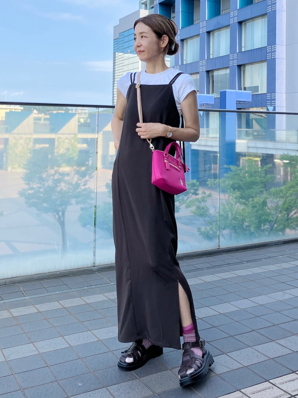ブラウン系のワンピース、ホワイト系のTシャツ/カットソー、ピンク系のショルダーバッグを着用したレディースの夏コーディネートの1枚目の写真