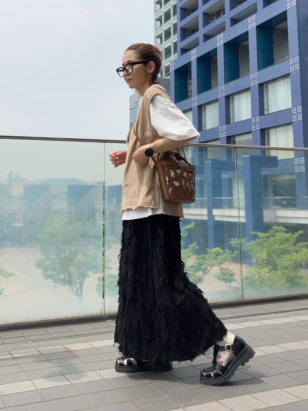 「大人カジュアル、apretro、ベスト、Tシャツ、ロングスカート、柄ソックス、Sockwell、着圧ソックス、40代ファッション、アラフィフ」｜「ap retroのディープVネックポケット付きベスト（ベスト、ベージュ系）」を使った、まゆみんさん（レディース・160cm）の春コーディネートの1枚目の写真