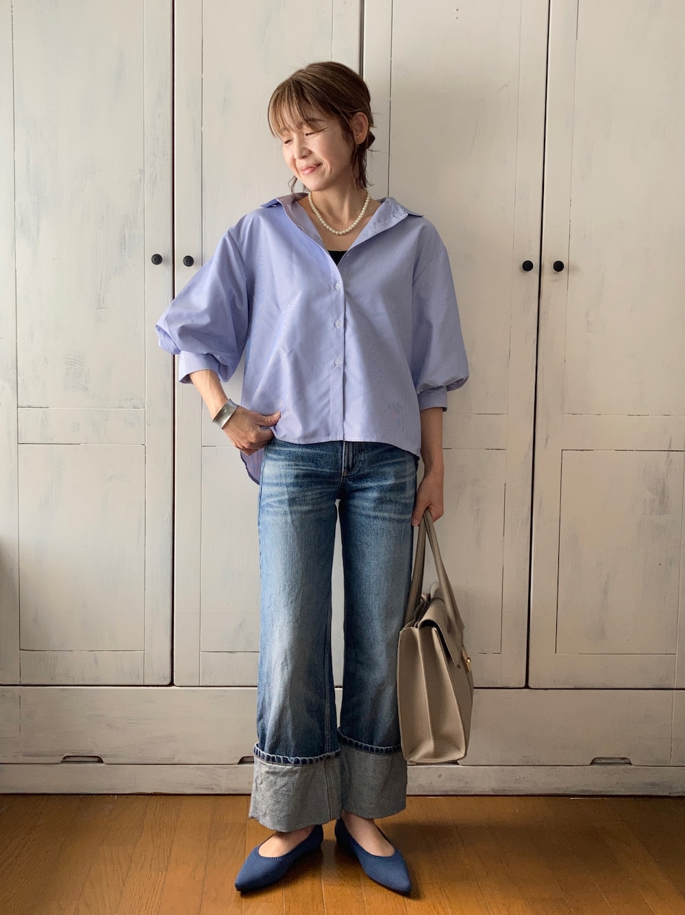 ブルー系のその他トップス、ブルー系のデニムパンツ、ブルー系のシューズを着用したレディースの春コーディネートの1枚目の写真