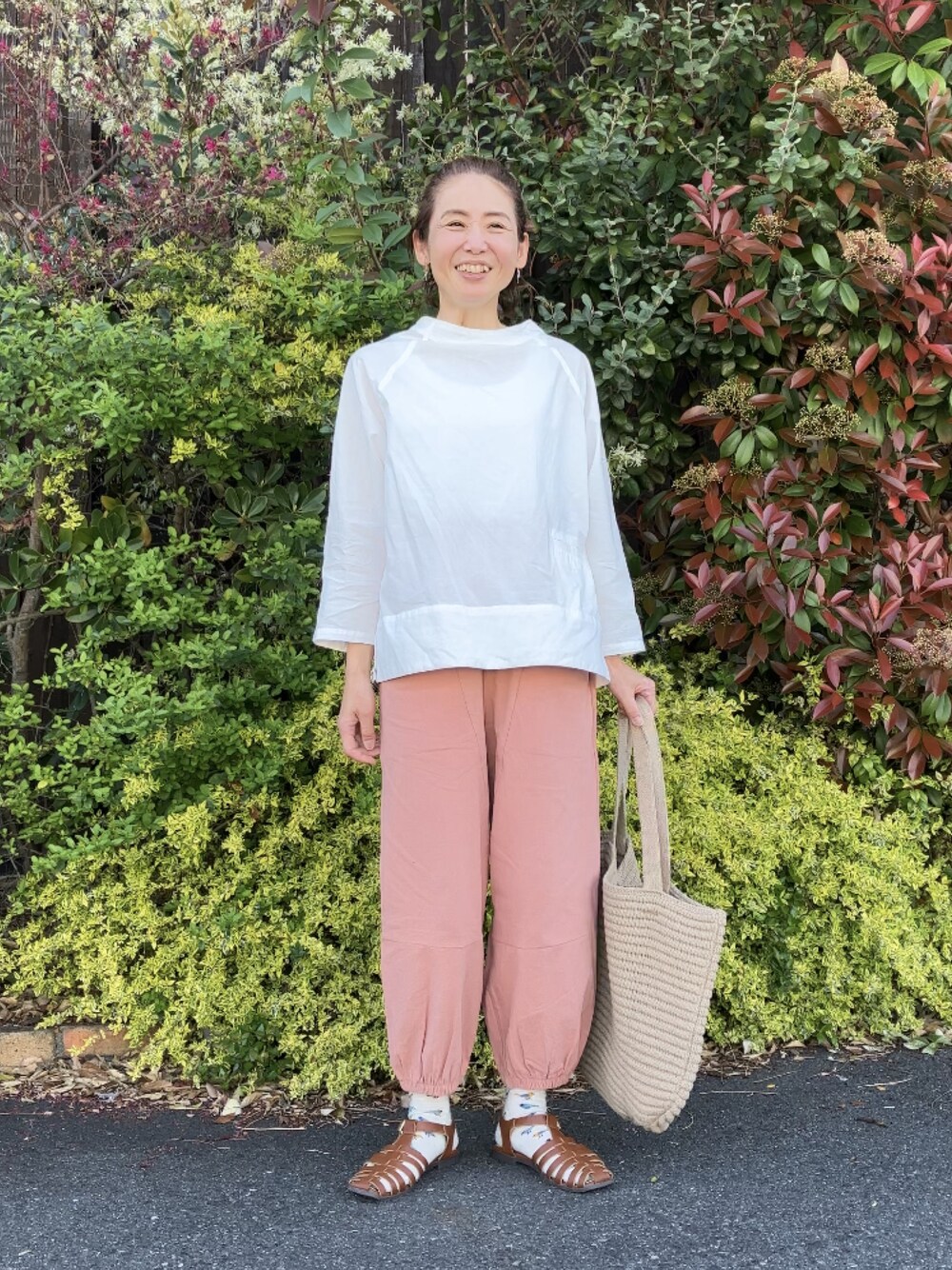「ピンク、ピンクコーデ、カラーパンツ、バルーンパンツ、かぼちゃパンツ、clothesshopedo、edo、40代ファッション、ナチュラル、ナチュラルスタイル」｜「Clothes shop édoのコットンリネンリラックスパンツ（パンツ、ピンク系）」を使った、まゆみんさん（レディース・160cm）の春コーディネートの1枚目の写真