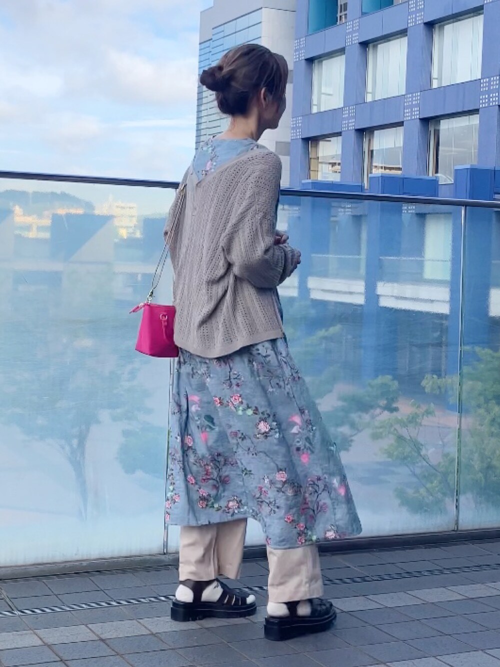 グレー系のワンピース/ドレス、ピンク系のショルダーバッグ、ベージュ系のパンツを着用したレディースの夏コーディネートの1枚目の写真