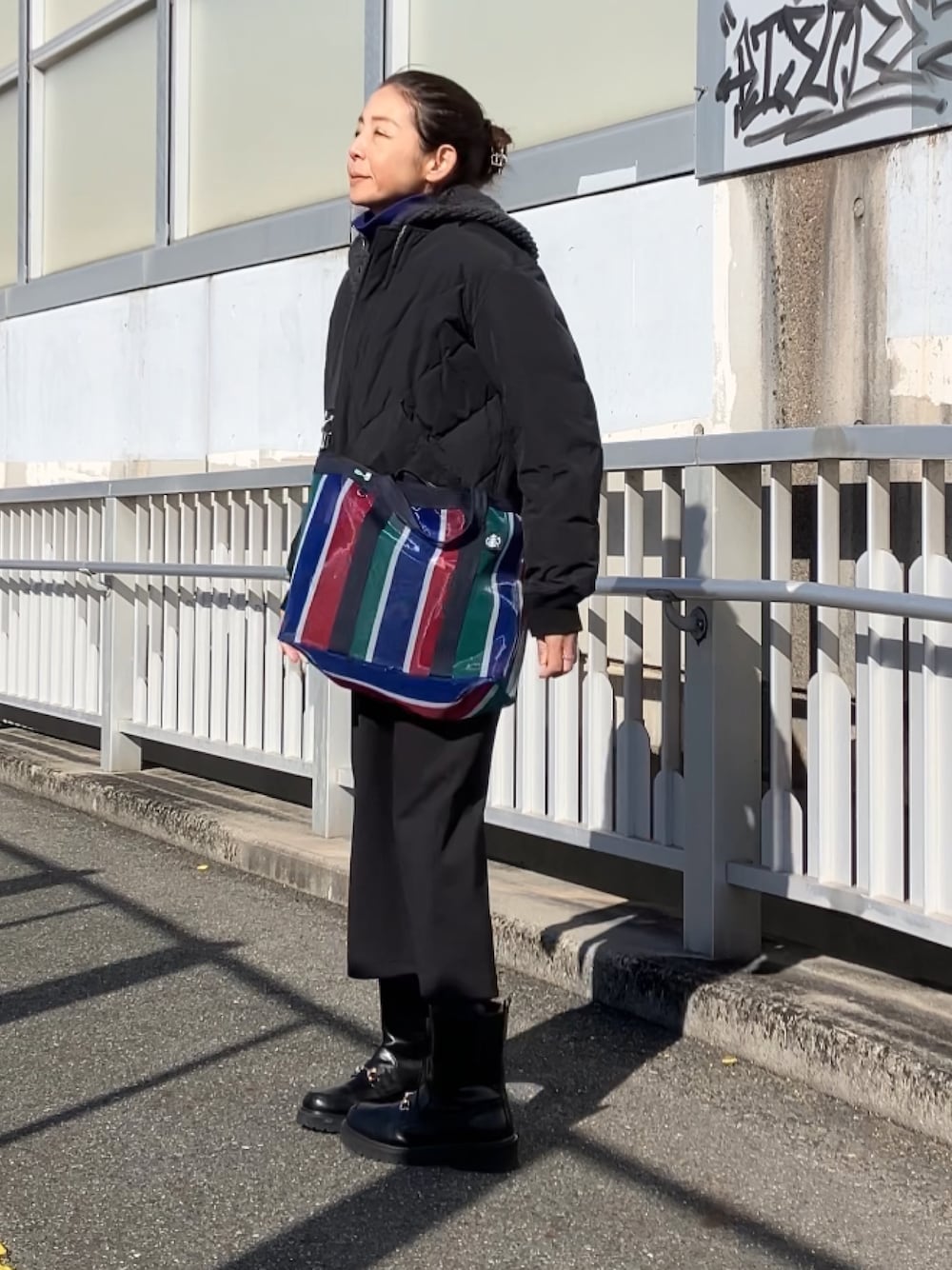 ブラック系のダウンジャケット/コートを着用したレディースの冬コーディネートの1枚目の写真