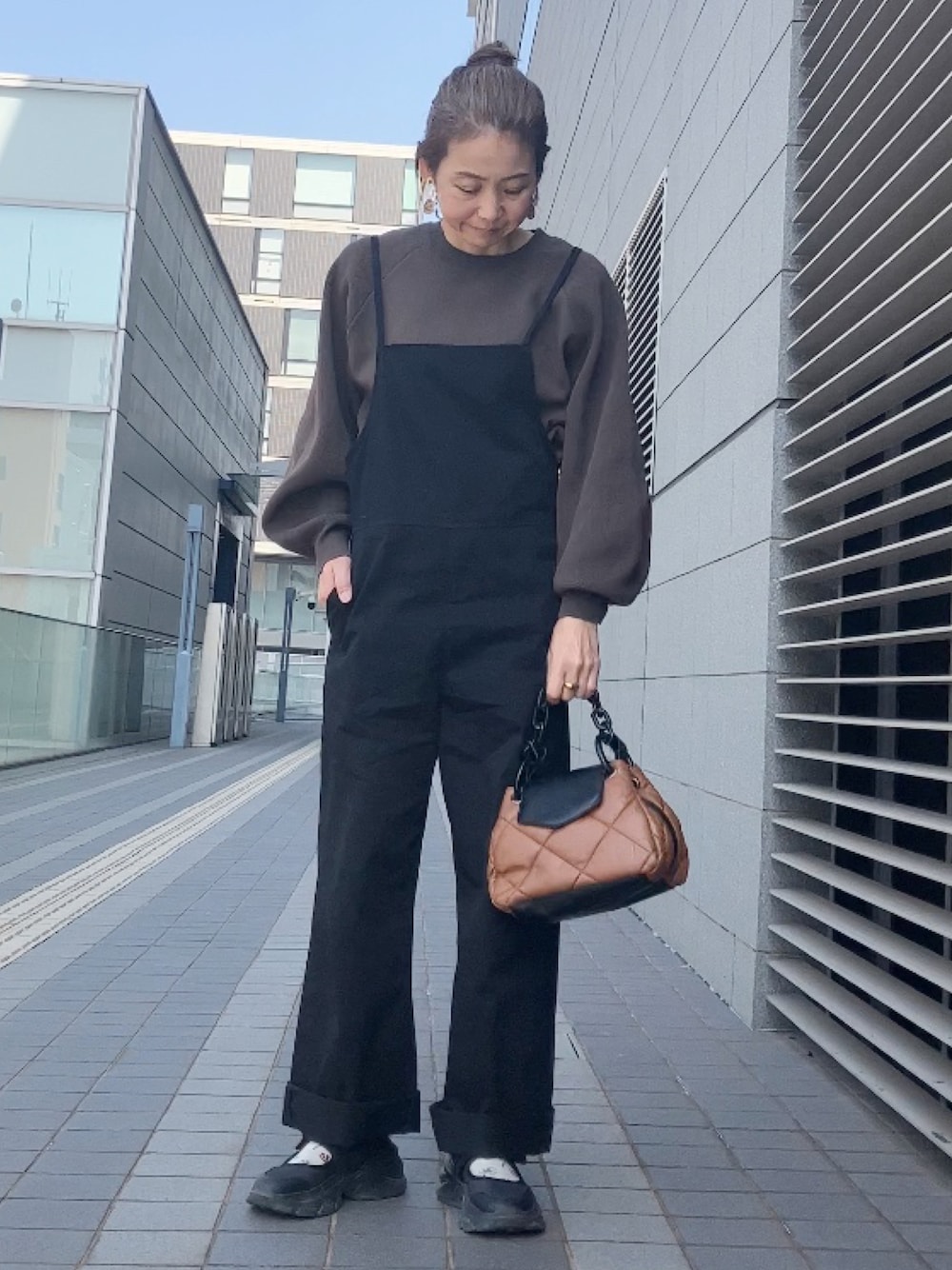 「Lee、リー、サロペット、オーバーオール、オールインワン、お仕事コーデ、40代ファッション、ZARA、Sockwell」｜「Leeの【さらっと着れる】Lee/リー　リラックスサロペット（サロペット/オーバーオール、ブラック系）」を使った、まゆみんさん（レディース・160cm）の春コーディネートの1枚目の写真