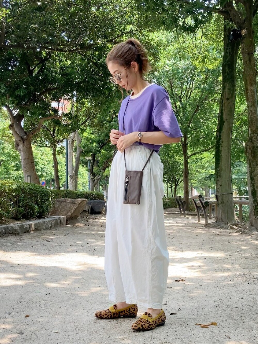 パープル系のTシャツ/カットソー、ホワイト系のチノパンツ、グリーン系のショルダーバッグを着用したレディースの夏コーディネートの1枚目の写真