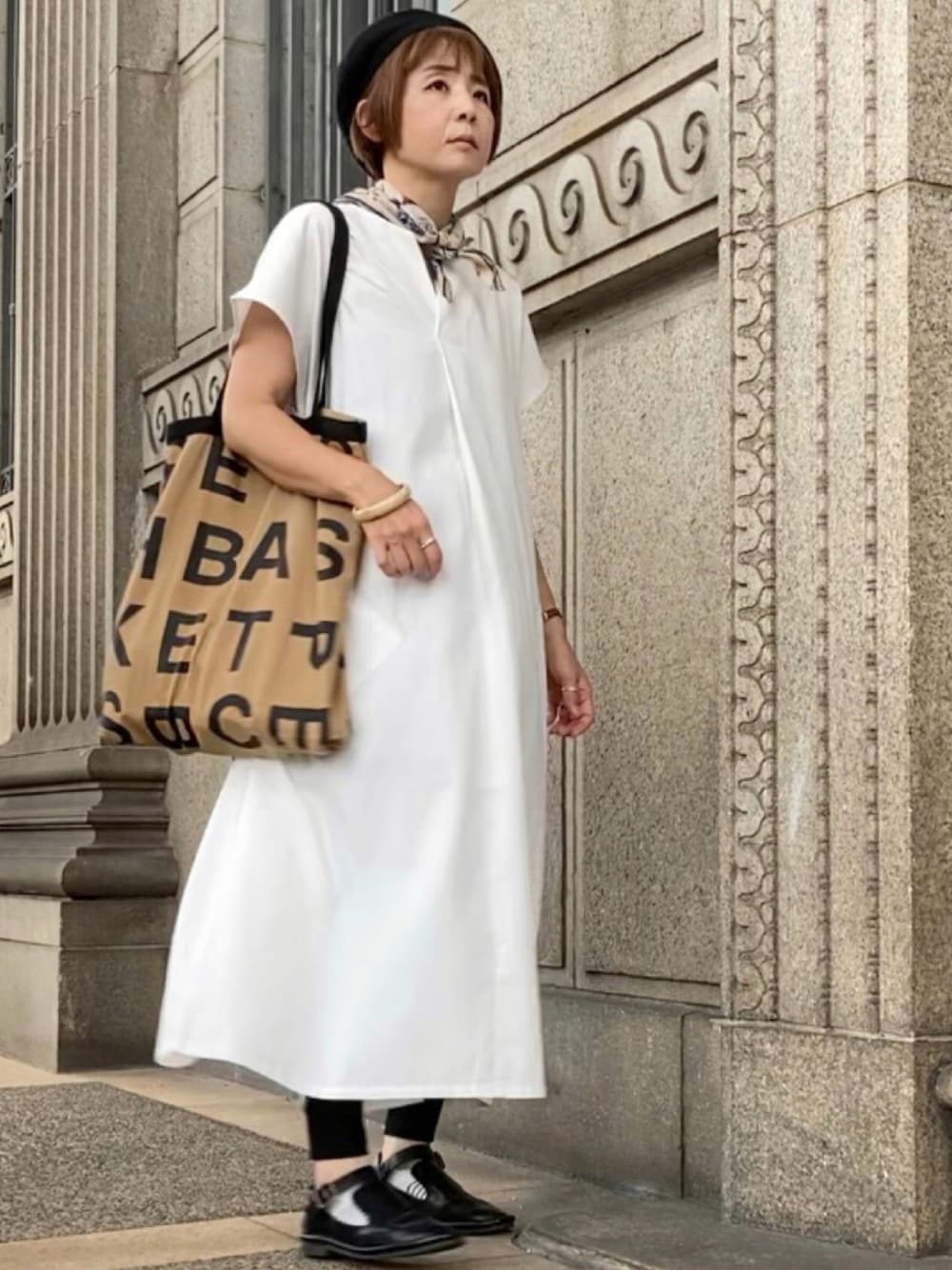 ホワイト系のワンピース、ブラウン系のトートバッグ、ブラック系のローファーを着用したレディースの秋コーディネートの1枚目の写真
