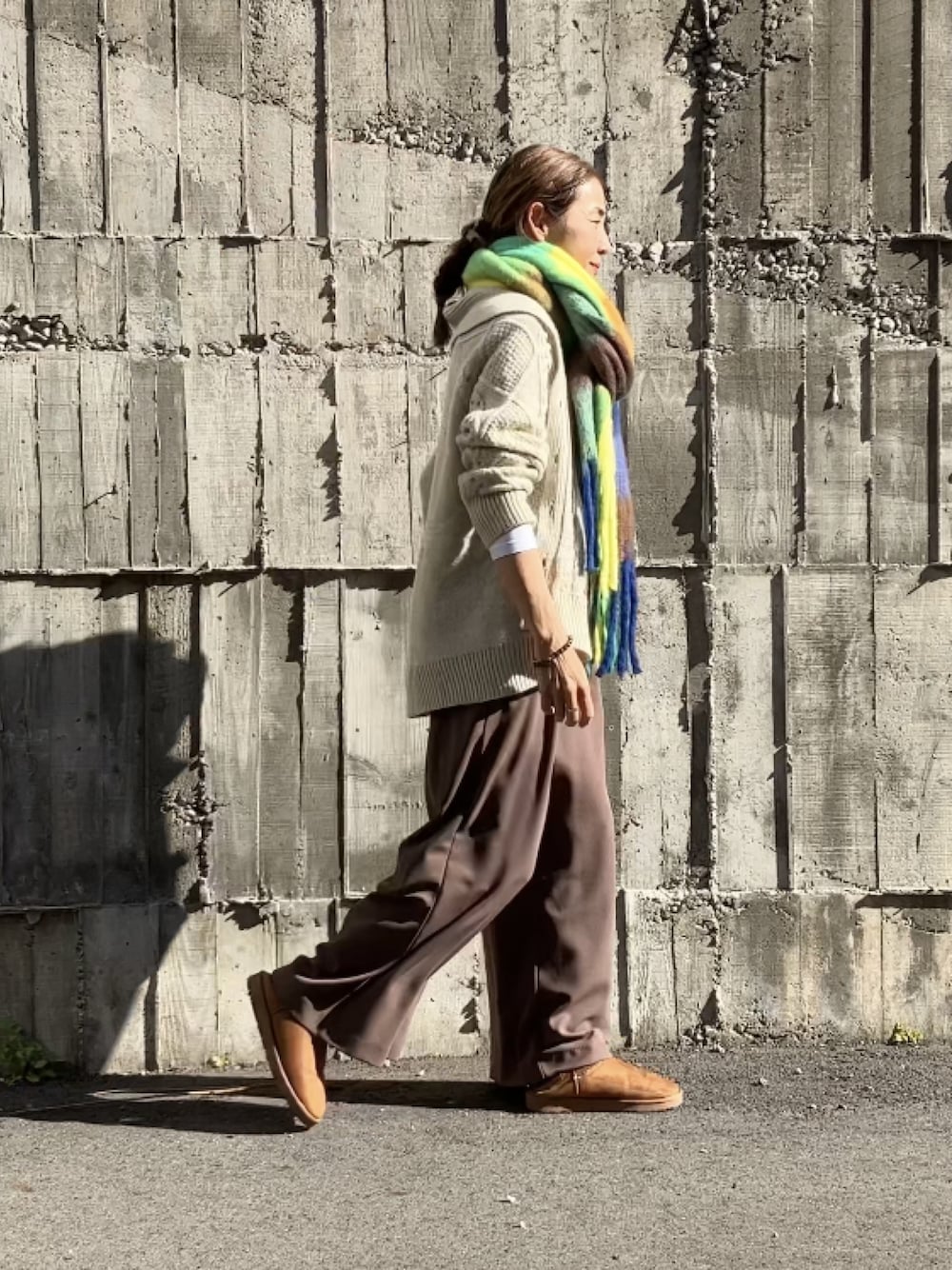 ブラウン系のサロペット/オーバーオール、ホワイト系のTシャツ/カットソー、ホワイト系のカーディガン/ボレロを着用したレディースの秋コーディネートの1枚目の写真