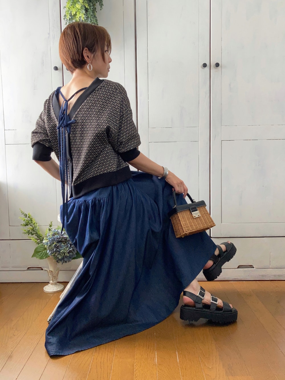 「背中あき、バックリボン、バックスタイル、デニムワンピース、ジャガード、ジャガードニット、ミサリナ、mysaliina、厚底サンダル」｜「Mysa&Liinaの前後2WAYラメラメジャガードカーディガン（Tシャツ/カットソー、ブラック系）」を使った、まゆみんさん（レディース・160cm）の夏コーディネートの1枚目の写真