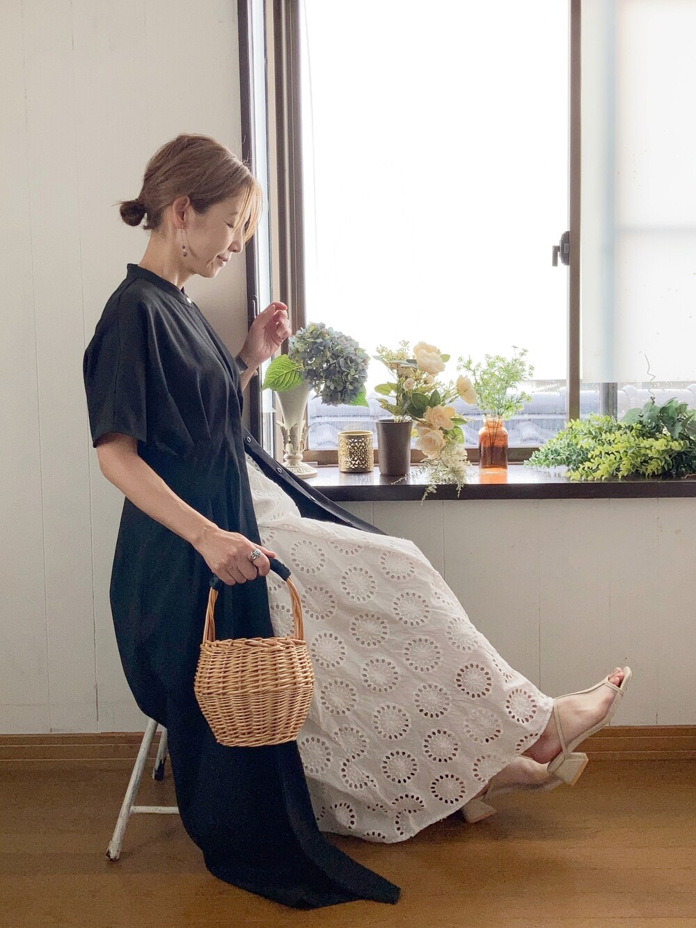 ブラック系のワンピース、ホワイト系のワンピース/ドレス、ベージュ系のサンダルを着用したレディースの夏コーディネートの1枚目の写真