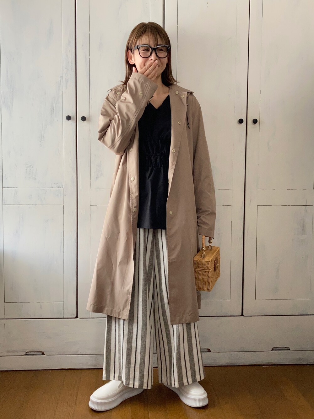 ブラック系のシャツ/ブラウス、その他のその他パンツ、ホワイト系のスリッポンを着用したレディースの春コーディネートの1枚目の写真