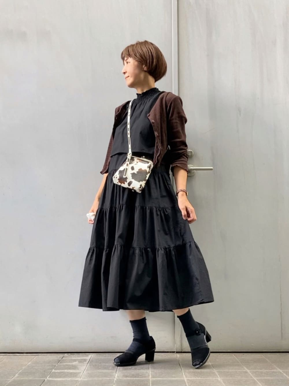 「秋コーデ、大人コーデ、ミサリナ、mysaliina、ティアードワンピース、ハイネック、ハイネックワンピース、黒×茶、靴下 × サンダル、ソックス×サンダル、大人ガーリー、お仕事コーデ」｜「Mysa&Liinaのレイヤードノースリティアードワンピース（ワンピース、ブラック系）」を使った、まゆみんさん（レディース・160cm）の秋コーディネートの1枚目の写真