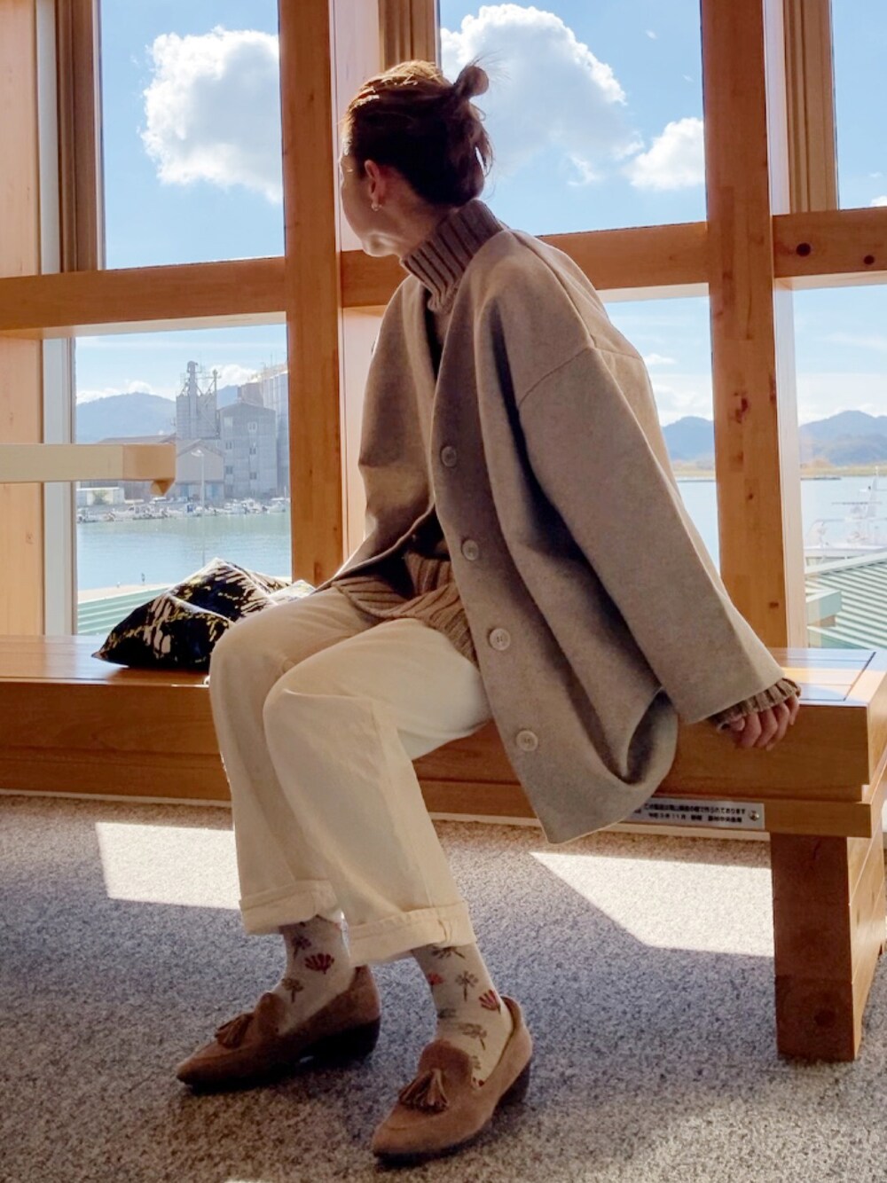 「アウター、ミドル丈、ベージュ、淡色コーデ、apretro、柄ソール、Sockwell、fitfit、40代ファッション」｜「ap retroのノーカラーVネックミディコート（ノーカラーコート、ベージュ系）」を使った、まゆみんさん（レディース・160cm）の秋コーディネートの1枚目の写真