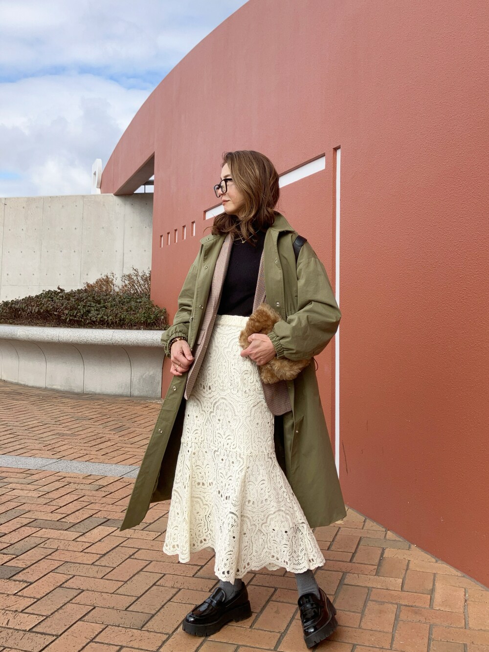 「uleula、スタンドカラー、ロングコート、お仕事コーデ、サマンサ モスモス(Samansa Mos2)、ZARA、メガネ女子、アラフィフ、40代ファッション、50代ファッション」｜「ULEULAのスタンドカラーコート/ステンカラーコート（ステンカラーコート、グリーン系）」を使った、まゆみんさん（レディース・160cm）の冬コーディネートの1枚目の写真