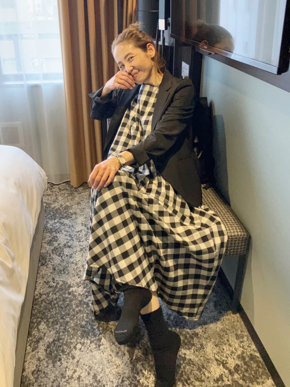 ブラック系のワンピース、ブラック系のスーツセット、ブラウン系のバックパック/リュックを着用したレディースの春コーディネートの1枚目の写真