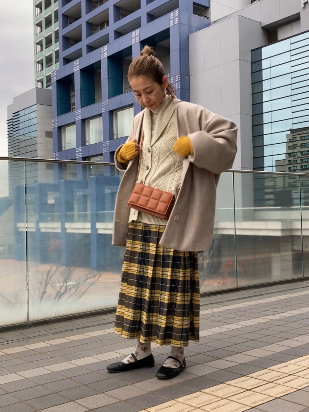 「大人カジュアル、ウール、ショールカラー、カーティガン、クレアデリス、Crea delice、柄ソックス、ウールソックス、Sockwell、ソックウェル、柄オン柄」｜「ap retroのノーカラーVネックミディコート（ノーカラーコート、ベージュ系）」を使った、まゆみんさん（レディース・160cm）の冬コーディネートの1枚目の写真
