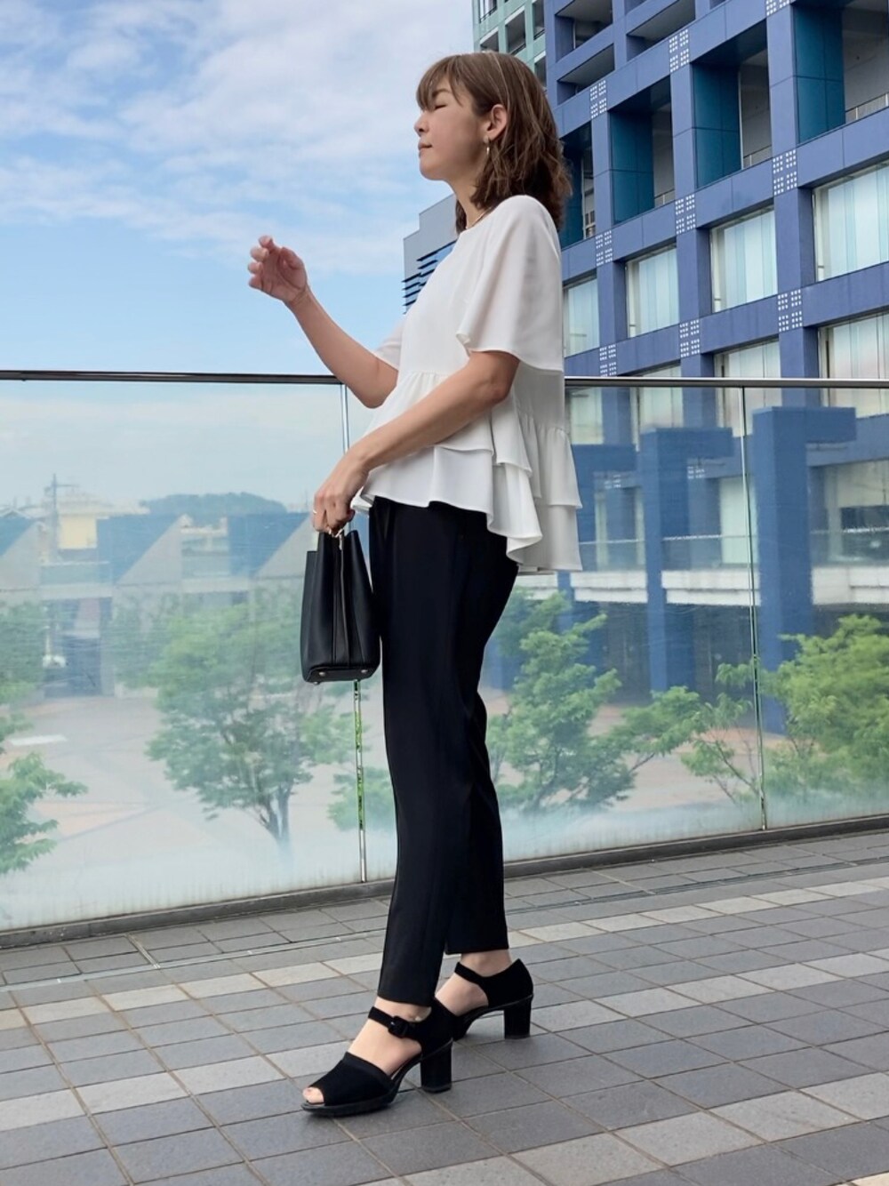 「セットアップ、ティアード、テーパードパンツ、ホワイトジョーラ、WHITE JOOLA、fitfit、salon de ruban」｜「WHITE JOOLAの【洗濯機で洗える！・WEB限定】フレアー半袖ティアードブラウス＆センタープレス入りテーパードパンツ2点セットアップ（スーツセット、ホワイト系）」を使った、まゆみんさん（レディース・160cm）の春コーディネートの1枚目の写真
