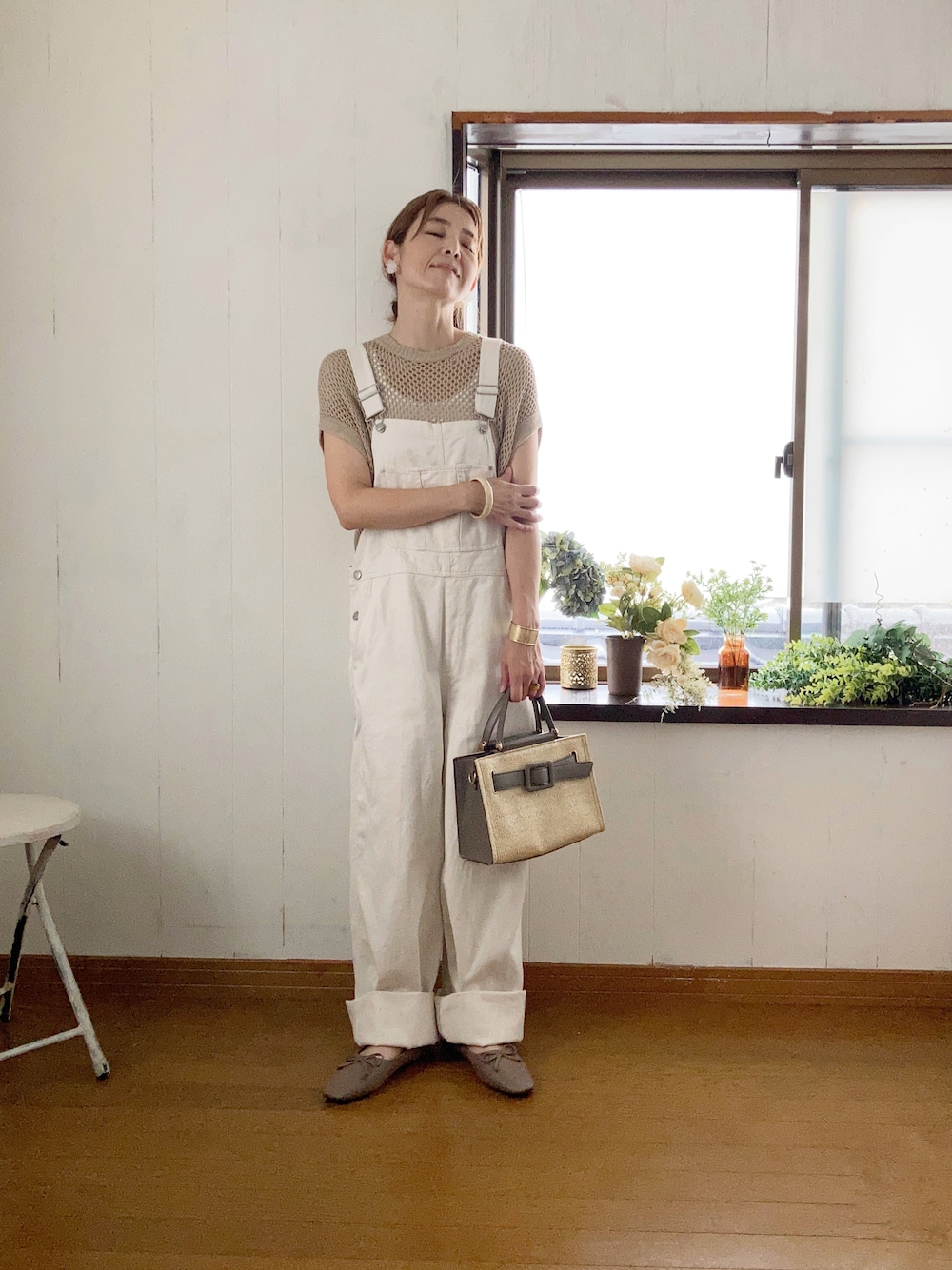 ホワイト系のサロペット/オーバーオール、ベージュ系のベスト、グレー系のハンドバッグを着用したレディースの夏コーディネートの1枚目の写真