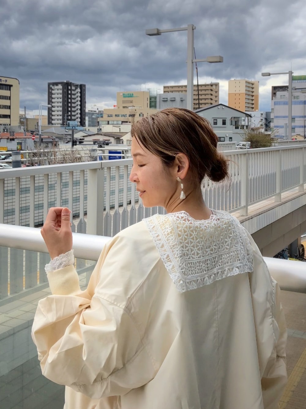 ホワイト系のMA-1、ホワイト系のシャツ/ブラウスを着用したレディースの春コーディネートの1枚目の写真