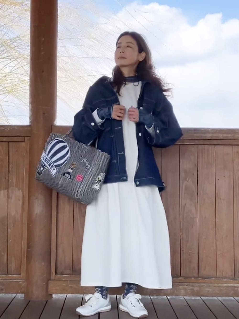 ホワイト系のワンピース、グレー系のバッグ、ブルー系のTシャツ/カットソーを着用したレディースの春コーディネートの1枚目の写真